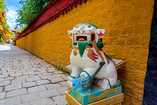 中国西藏拉萨罗布林卡门前的石狮