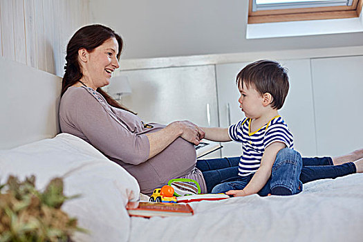 侧面视角,男婴,床,接触,母亲,怀孕,肚子