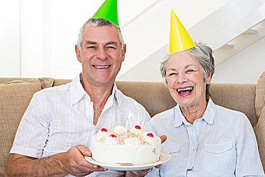 老年,夫妻,坐,沙发,庆贺,生日