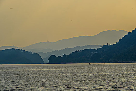 游艇,黄色天空,湖,浪花,水痕,波纹,快艇,船,山