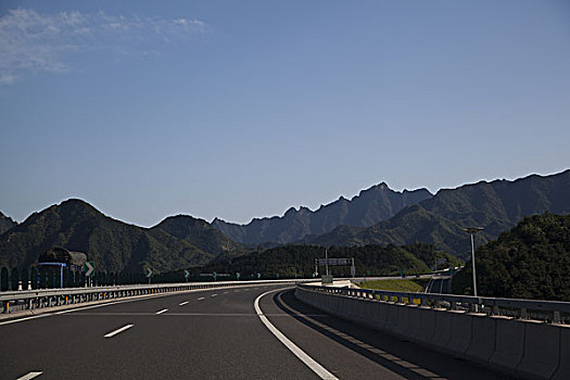 平坦干净的高速公路