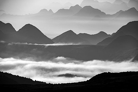 高山雾景