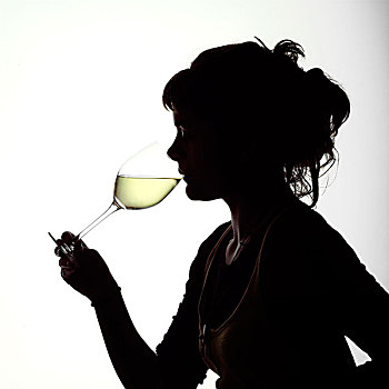 剪影,一个年轻女孩的肖像,品尝,一杯白葡萄酒