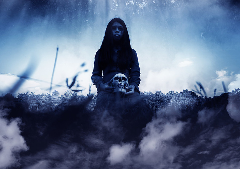 灵异_女人_头骨_恐怖_背景_万圣节_概念_书本_遮盖_高清图片_全景视觉