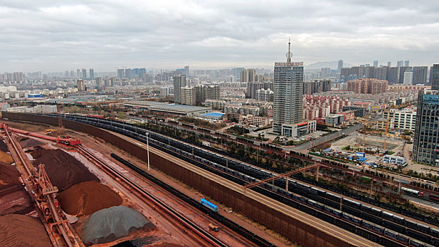 山东省日照市,冬日里的港口铁矿石装卸生产热火朝天