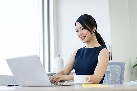 年輕商務女士辦公