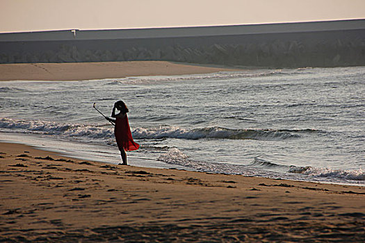 海边自拍的女孩