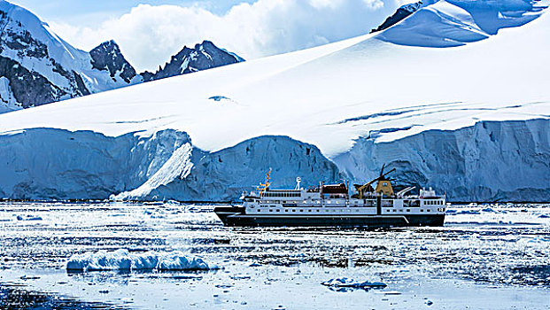 南极破冰船