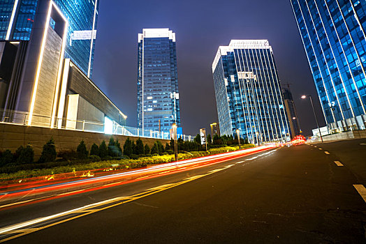 夜晚,金融中心建筑和公路