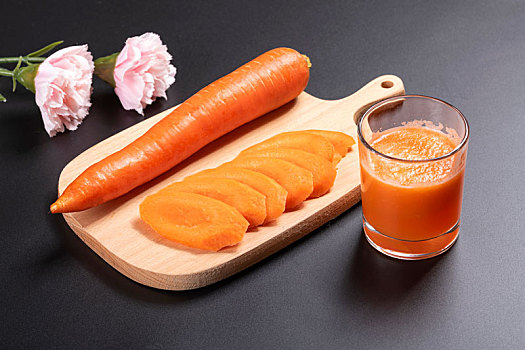 保健蔬菜胡萝卜胡萝卜片胡萝卜汁摆放在桌面上