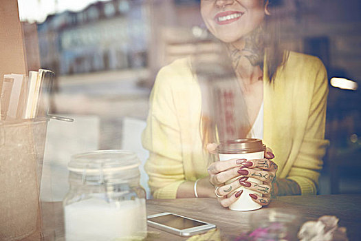 美女,坐,咖啡,拿着,咖啡杯,纹身,手,风景,窗户,腰部