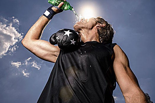 仰视,中年,男人,拳击手,喝,瓶装水