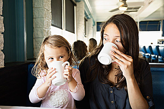 母亲,幼儿,喝,大杯,咖啡,用餐