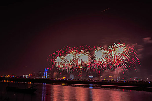 烟花,建筑群,河流,夜景,水,灯,节日