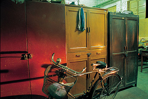 798艺术区工厂内的工具柜与老自行车