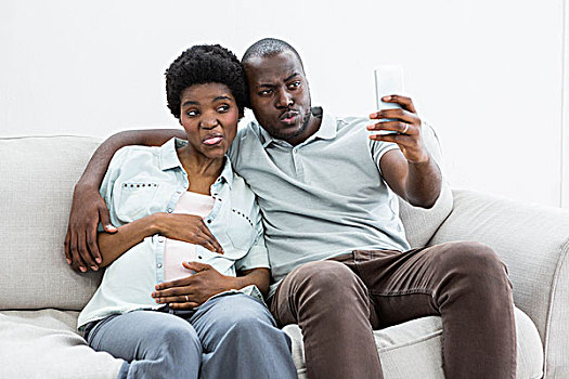 怀孕,情侣,手机,在家