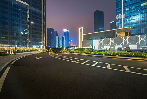 夜晚,金融中心建筑和公路