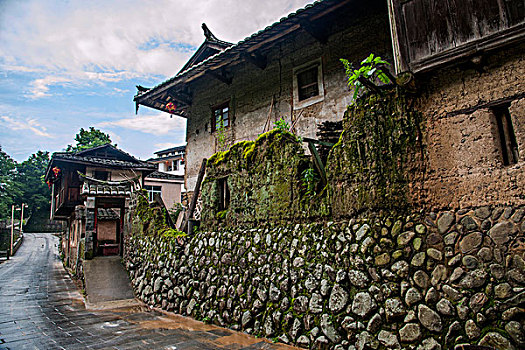 福建漳州南靖土楼林立的塔下村土楼群