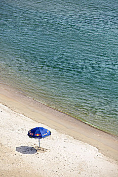 海边的遮阳伞