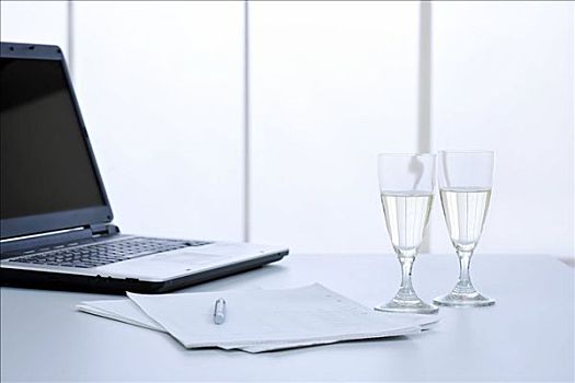 笔记本,香槟酒杯,合同,桌子