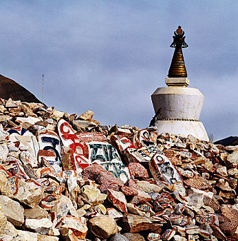 西藏的玛尼石和塔