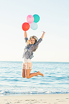 高兴,女孩,跳跃,沙子,气球,海滩