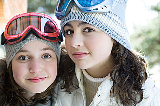 两个,年轻,朋友,穿,针织帽,滑雪护目镜,看镜头,微笑,头像