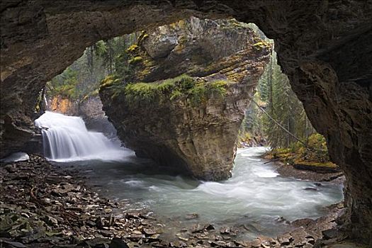 洞穴,瀑布,班芙国家公园,艾伯塔省,加拿大