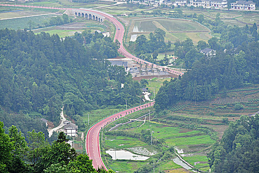 通组公路,舞动在山村的,彩色飘带