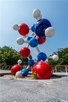 粒子原子分子科普结构模型科学艺术拟人化造型