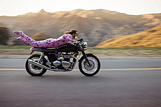 男人,穿,趴着,骑,摩托车,峡谷,加利福尼亚,美国