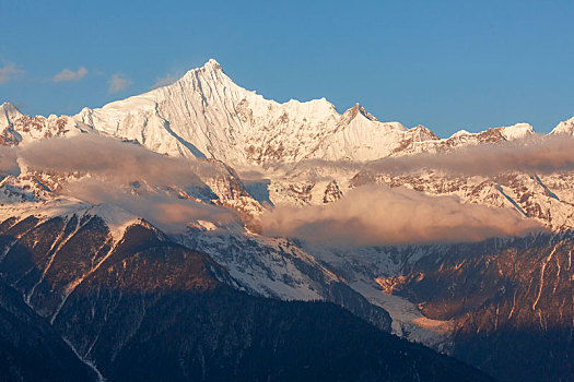 中国云南迪庆日照梅里雪山风景