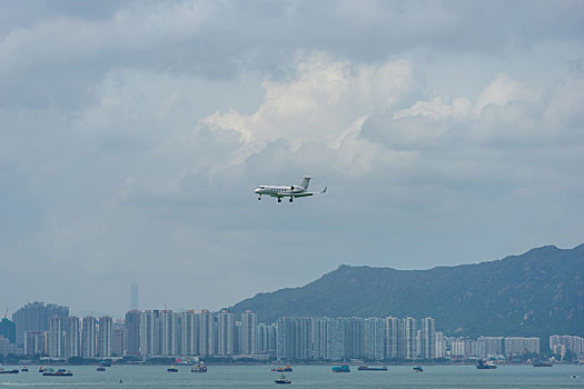 一架美国湾流航天生产的私人飞机正降落在香港国际机场