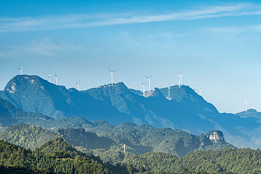 远望重庆綦江区万盛茫茫群山中的风力发电站