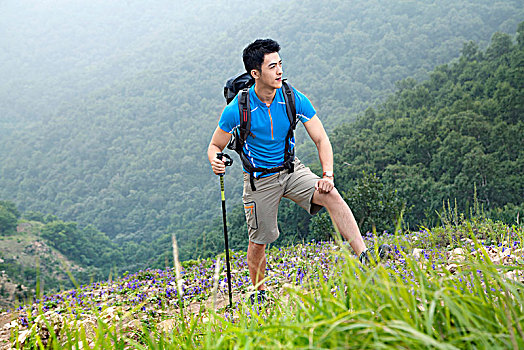 户外旅行中的男士