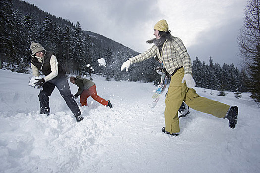 青少年,打雪仗