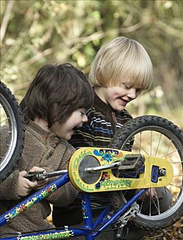 两个男孩,检查,自行车,乡间小路