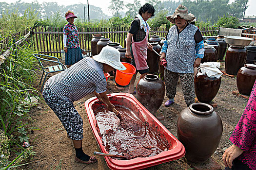 吉林村民自制辣酱场面