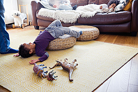 玩耍,男孩,恐龙,玩具,客厅,地面