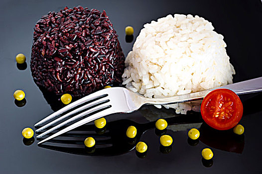混合,米饭,青豌豆,黑色背景,盘子