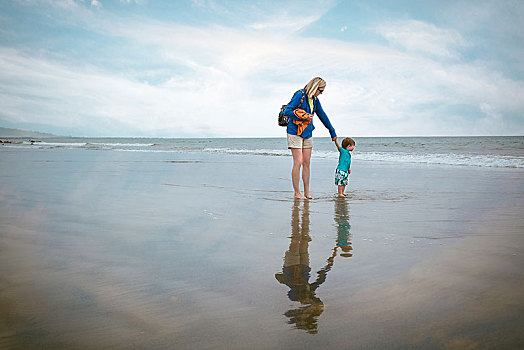 小孩,母亲,握手,水,边缘,海滩,加利福尼亚