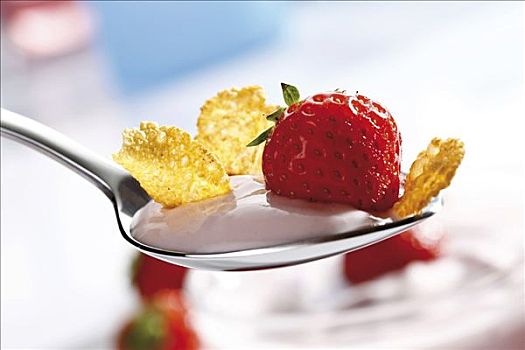 草莓酸奶,玉米片,勺子