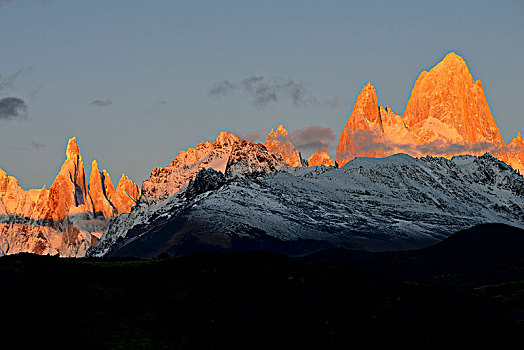 积雪,山脉,日出,洛斯格拉希亚雷斯国家公园,圣克鲁斯省,阿根廷,南美