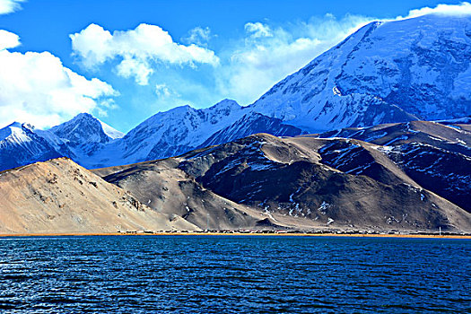 慕士塔格峰卡拉库里湖