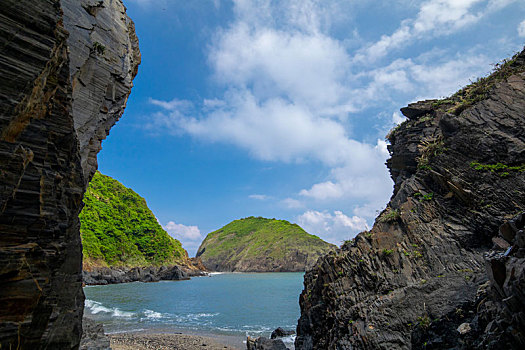 大自然的岩石与碧海蓝天的美丽海湾