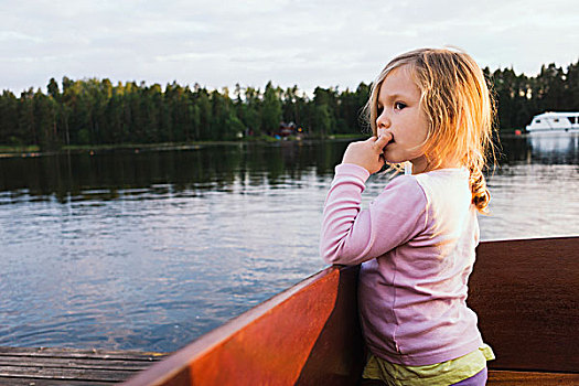 3岁,女孩,站立,停靠,摩托艇,看,湖,瑞典