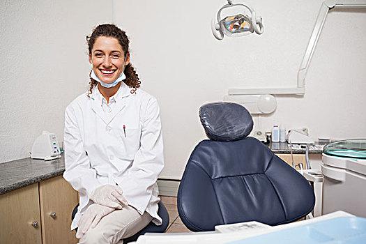 牙医,看镜头,微笑,旁侧,椅子