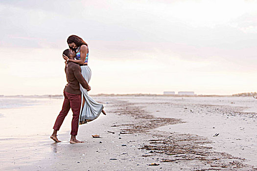 情侣,海滩,搂抱,面对面,男人,举起,女人