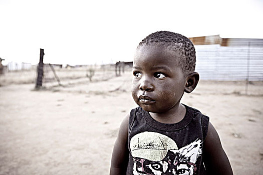 年轻的男,非洲孩子,站在外面,在相机微笑