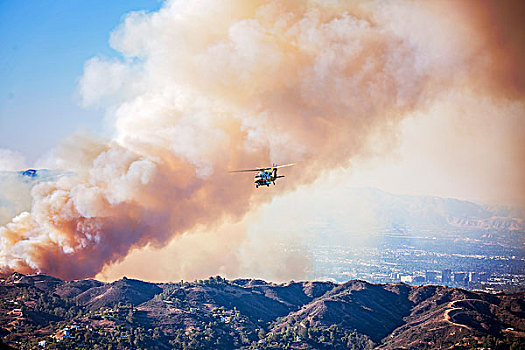 森林火灾,密集,烟,空中,直升飞机